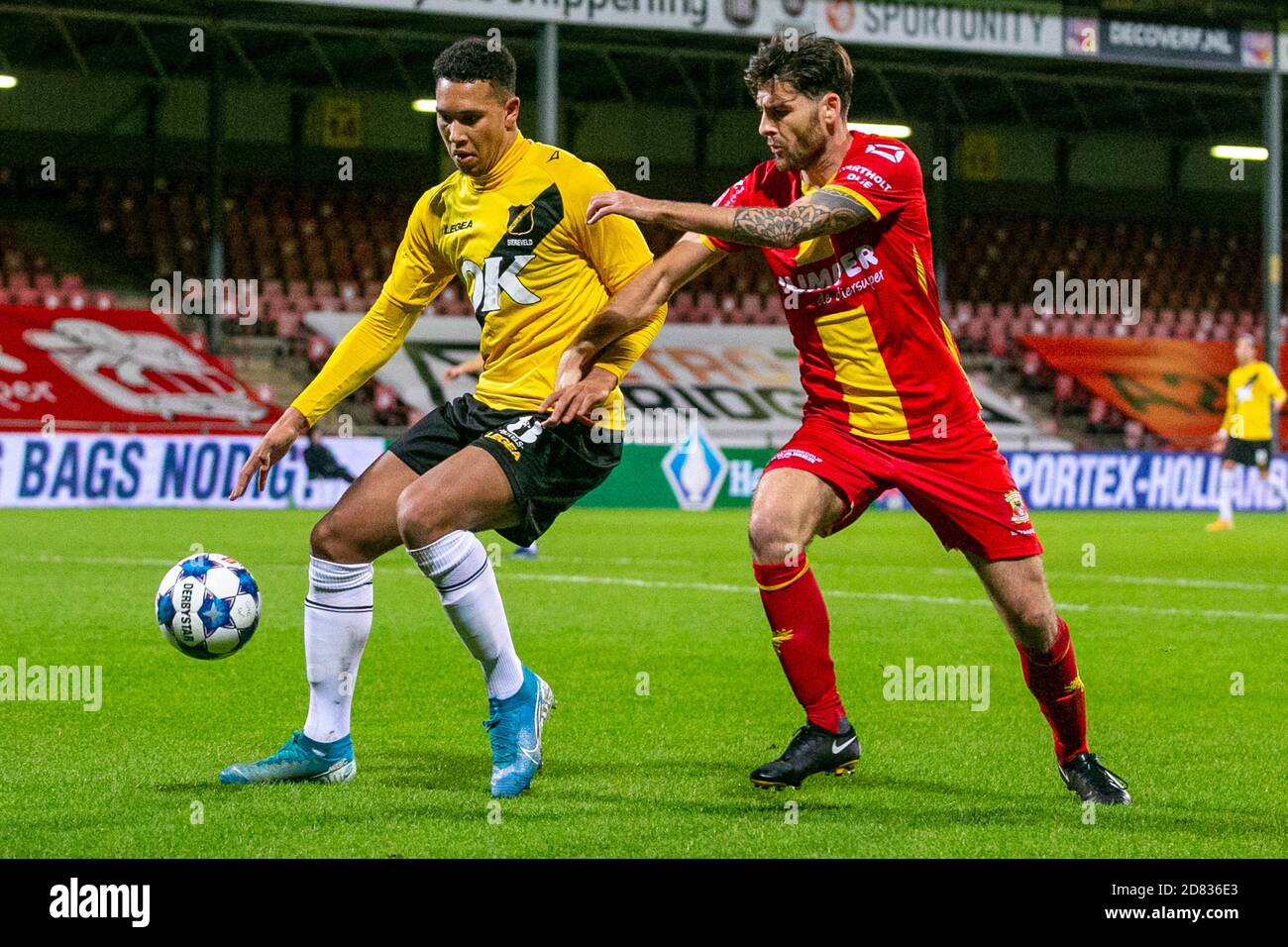 Deventer, pays-Bas. 26 octobre 2020. DEVENTER, Stade de Adelaarshorst, 26-10-2020, saison 2020/2021, néerlandais TOTO KNVB Beker. Résultat final 6-0, joueur du CNA Gylermo Siereveld (L) joueur des GA Eagles Sam Hendriks (r) pendant le match Vas-y Eagles - crédit du CNA : Pro Shots/Alamy Live News Banque D'Images