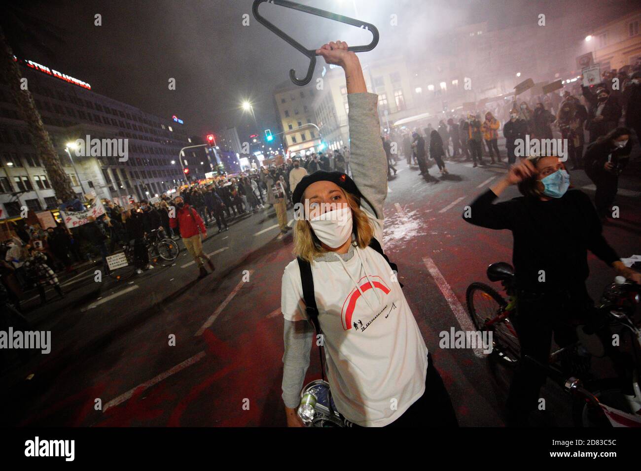Une femme tient une cintre, symbole des avortements illégaux et de la souffrance des femmes, tout en criant des slogans à Varsovie, en Pologne, le 26 octobre 2020. Lundi Banque D'Images