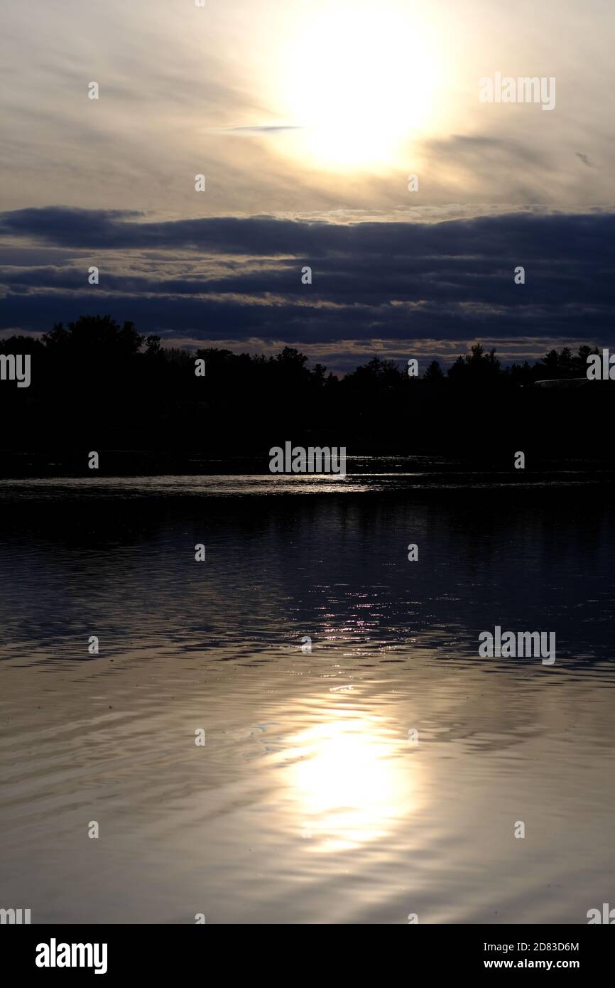 Coucher du soleil et réflexion dans un lac Dow's calme lors d'une belle journée d'automne à Ottawa, Ontario, Canada. Banque D'Images