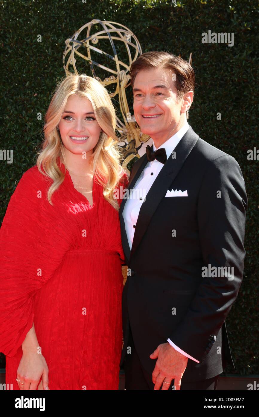 LOS ANGELES - AVR 30: Daphne Oz, Mehmet Oz au 44e Daytime Emmy Awards - arrivées à l'Auditorium civique de Pasadena le 30 avril 2017 à Pasadena, CA Banque D'Images