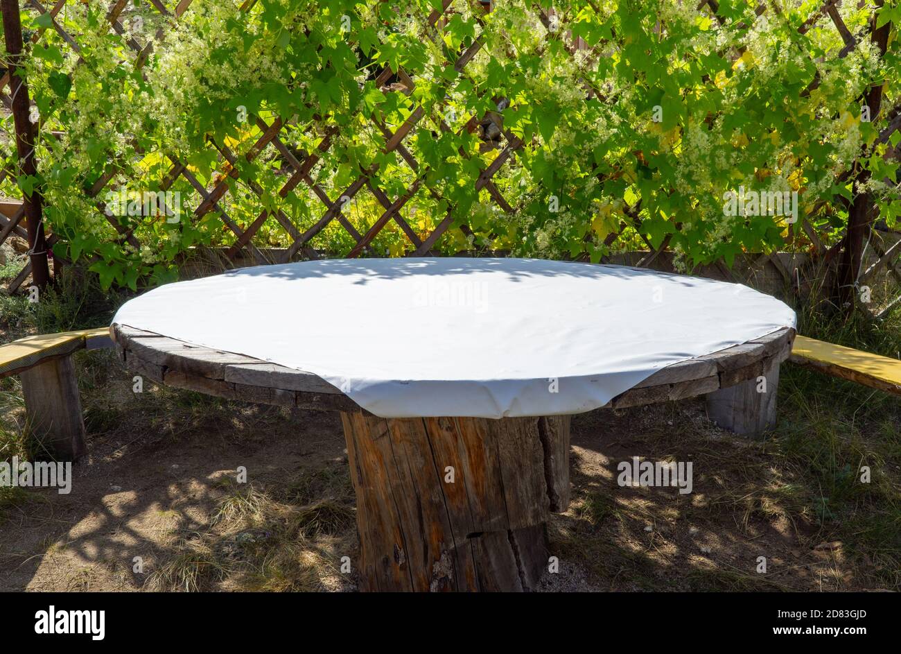 belvédère d'été avec une table de fortune et des bancs. endroit pour se détendre et manger. Banque D'Images