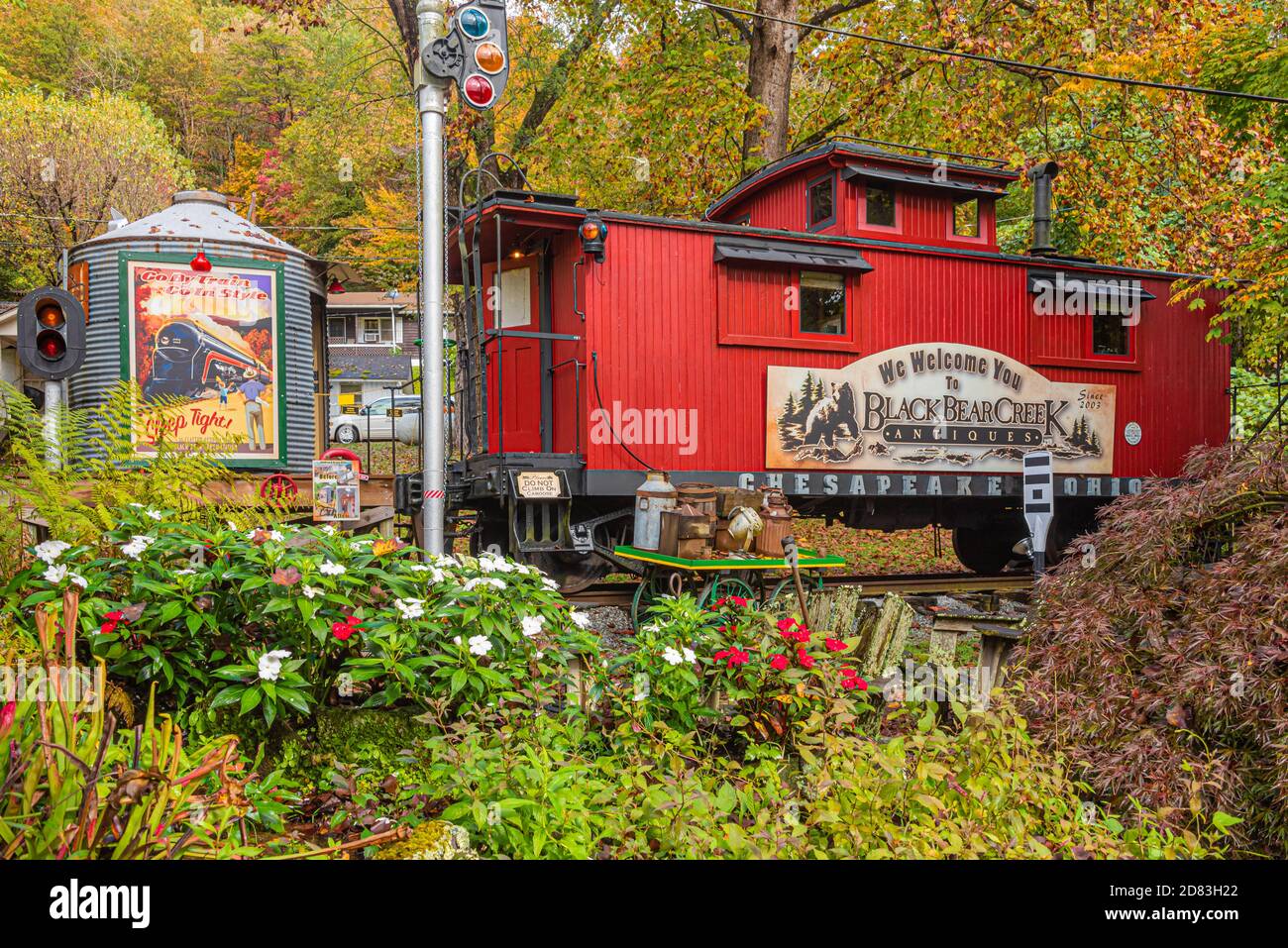 Hébergement en caboose rouge à Black Bear Creek antiques près du lac Burton et de Clayton dans le comté de Rabun, en Géorgie. (ÉTATS-UNIS) Banque D'Images