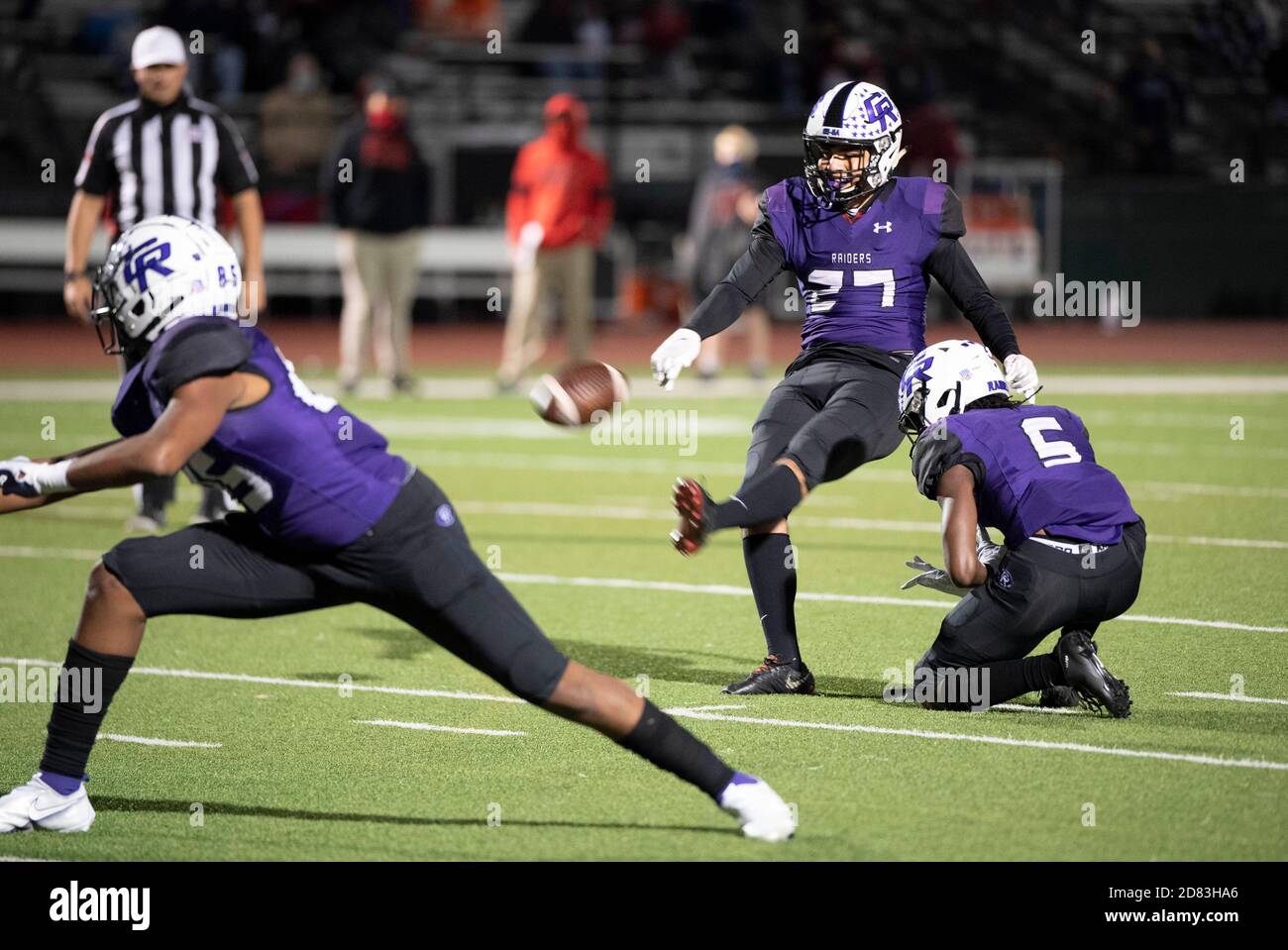 Le lanceur de Cedar Ridge Hunter Tierney (27) met son équipe sur le plateau avec un premier but de demi-champ alors que Cedar Park Vista Ridge (blanc) marque une victoire décisive sur Round Rock Cedar Ridge (bleu) dans un match de football de lycée District 25 6A au Dragon Stadium de Round Rock. Vista Ridge a gagné, 38-24. Banque D'Images