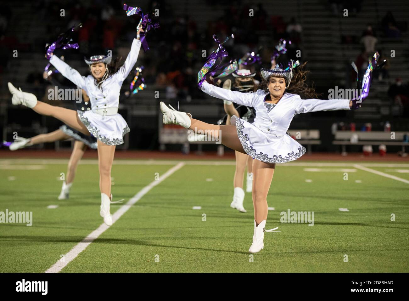 Round Rock TX USA, 23 2020 octobre : l'équipe de danse Royalty du lycée de Cedar Ridge se produit à la mi-temps d'un match de football entre Cedar Ridge et le lycée de Cedar Park Vista Ridge à Round Rock. Les deux écoles sont en banlieue d'Austin. Banque D'Images