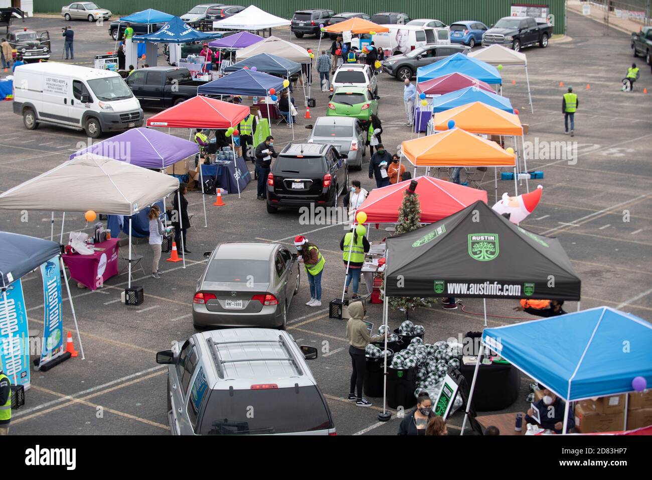 Austin TX USA, 24 2020 octobre : deux douzaines de groupes communautaires distribuez gratuitement des articles et de la littérature pendant la 15e édition annuelle de HopeFest, qui a été présentée comme la plus grande foire communautaire de ressources familiales d'Austin. L'événement de cette année, parrainé par Austin Voices, a attiré des centaines de familles et des dizaines de vendeurs dans un format de passage en voiture sûr. ©Bob Daemmrich Banque D'Images