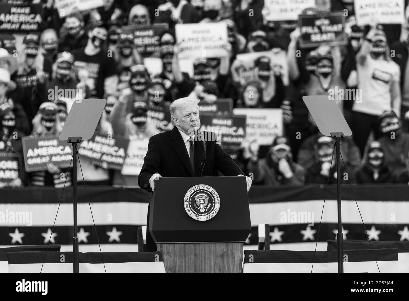 Lititz, PA - le 26 octobre 2020 : le président Donald Trump s'adresse à ses partisans lors du rallye Make America Great Again à l'aéroport de Lancaster Banque D'Images