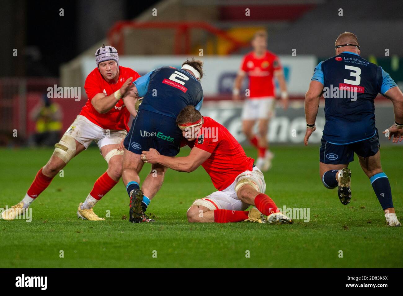 Limerick, Irlande. 26 octobre 2020. Kristian Dacey de Cardiff a été attaqué par Fineen Wycherley de Munster et Nick McCarthy de Munster lors du match de rugby Guinness PRO14 entre Munster Rugby et Cardiff Blues à Thomond Park à Limerick, Irlande, le 26 octobre 2020 (photo par Andrew SURMA/SIPA USA) Credit: SIPA USA/Alay Live News Banque D'Images