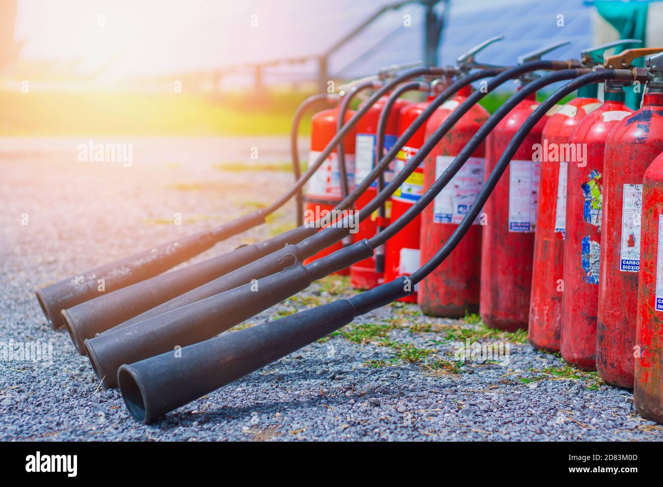 Les extincteurs à produits chimiques secs peuvent être utilisés pour les types d'incendie A, B et C, mais ne sont pas adaptés à une utilisation dans les salles de contrôle équipées d'un équipement électronique. Banque D'Images