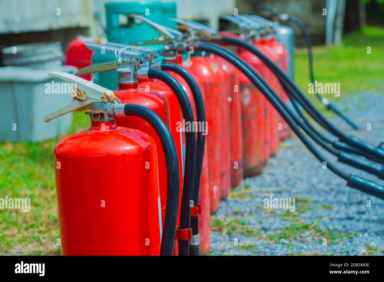 Les extincteurs à produits chimiques secs peuvent être utilisés pour les types d'incendie A, B et C, mais ne sont pas adaptés à une utilisation dans les salles de contrôle équipées d'un équipement électronique. Banque D'Images