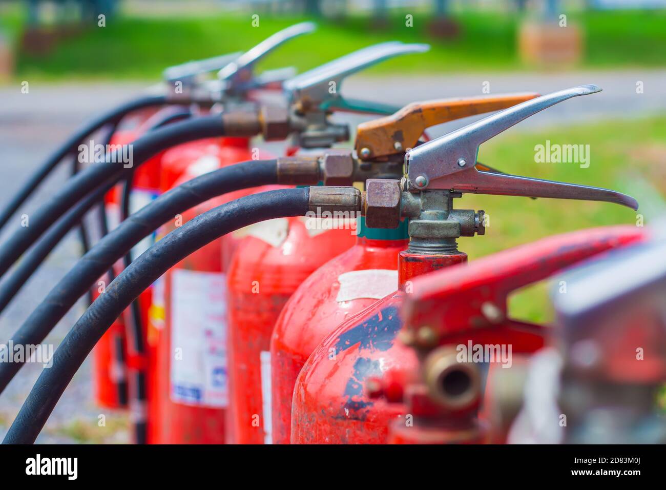 Les extincteurs à produits chimiques secs peuvent être utilisés pour les types d'incendie A, B et C, mais ne sont pas adaptés à une utilisation dans les salles de contrôle équipées d'un équipement électronique. Banque D'Images