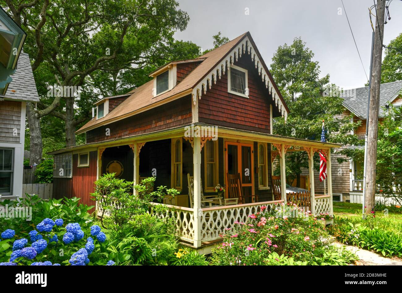 Martha's Vineyard, ma - 5 juillet 2020: Carpenter Gothic Cottages avec style victorien, garniture en pain d'épice dans Oak Bluffs sur Martha's Vineyard, Massachuse Banque D'Images
