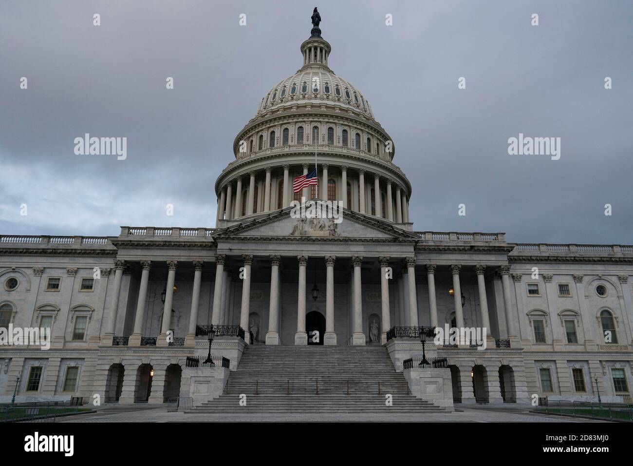 Le drapeau américain vole à la moitié du personnel au-dessus du bâtiment du Capitole des États-Unis le 11 septembre 2020 à Washington, D.C., le drapeau est à la moitié du personnel en souvenir des victimes des attentats terroristes du 9/11 septembre 11, 2001. Crédit : Alex Edelman/l'accès photo Banque D'Images