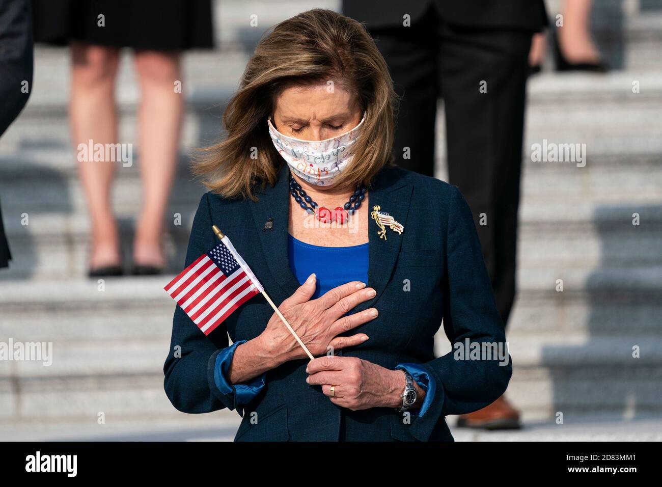 NANCY Pelosi, Présidente DE la Chambre DES REPRÉSENTANTS DES ÉTATS-UNIS, participe à un moment de silence en l'honneur des victimes de l'attentat terroriste de 9/11 devant le Capitole le 11 septembre 2020 à Washington, D.C. Credit: Alex Edelman/The photo Access Banque D'Images