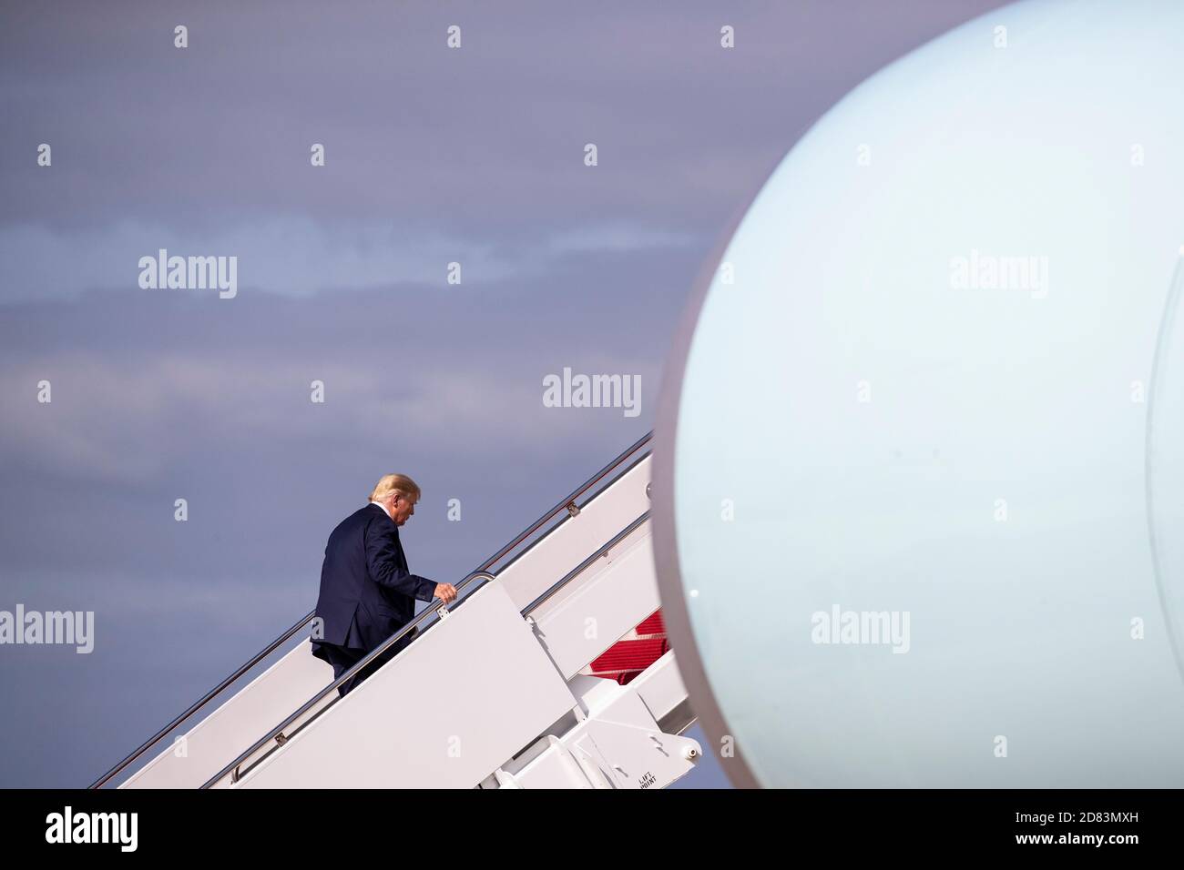 LE président AMÉRICAIN Donald Trump monte à bord de la Air Force One à la base conjointe Andrews le 12 septembre 2020 à Washington, D.C.- Trump vole à Reno, Nevada. Crédit : Alex Edelman/l'accès photo Banque D'Images