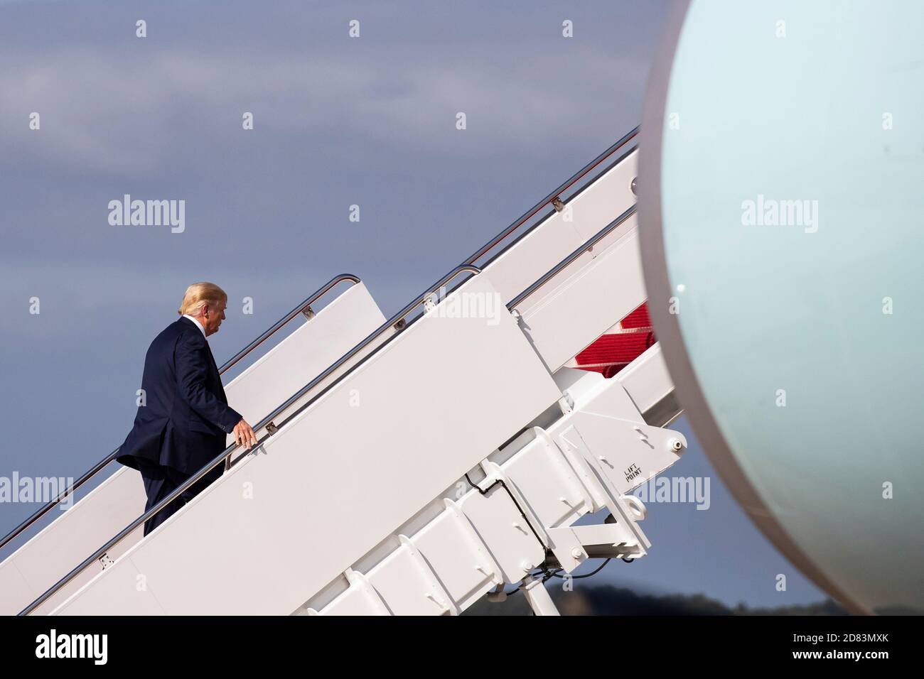 LE président AMÉRICAIN Donald Trump monte à bord de la Air Force One à la base conjointe Andrews le 12 septembre 2020 à Washington, D.C.- Trump vole à Reno, Nevada. Crédit : Alex Edelman/l'accès photo Banque D'Images
