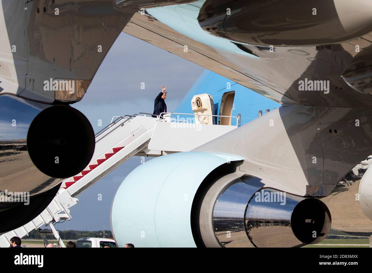 LE président AMÉRICAIN Donald Trump monte à bord de la Air Force One à la base conjointe Andrews le 12 septembre 2020 à Washington, D.C.- Trump vole à Reno, Nevada. Crédit : Alex Edelman/l'accès photo Banque D'Images