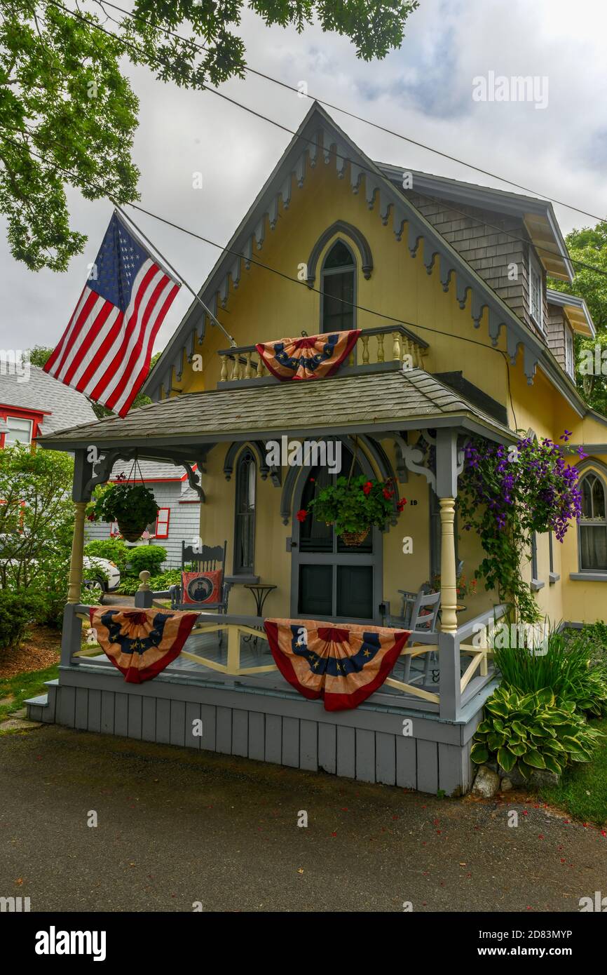 Martha's Vineyard, ma - 5 juillet 2020: Carpenter Gothic Cottages avec style victorien, garniture en pain d'épice dans Oak Bluffs sur Martha's Vineyard, Massachuse Banque D'Images