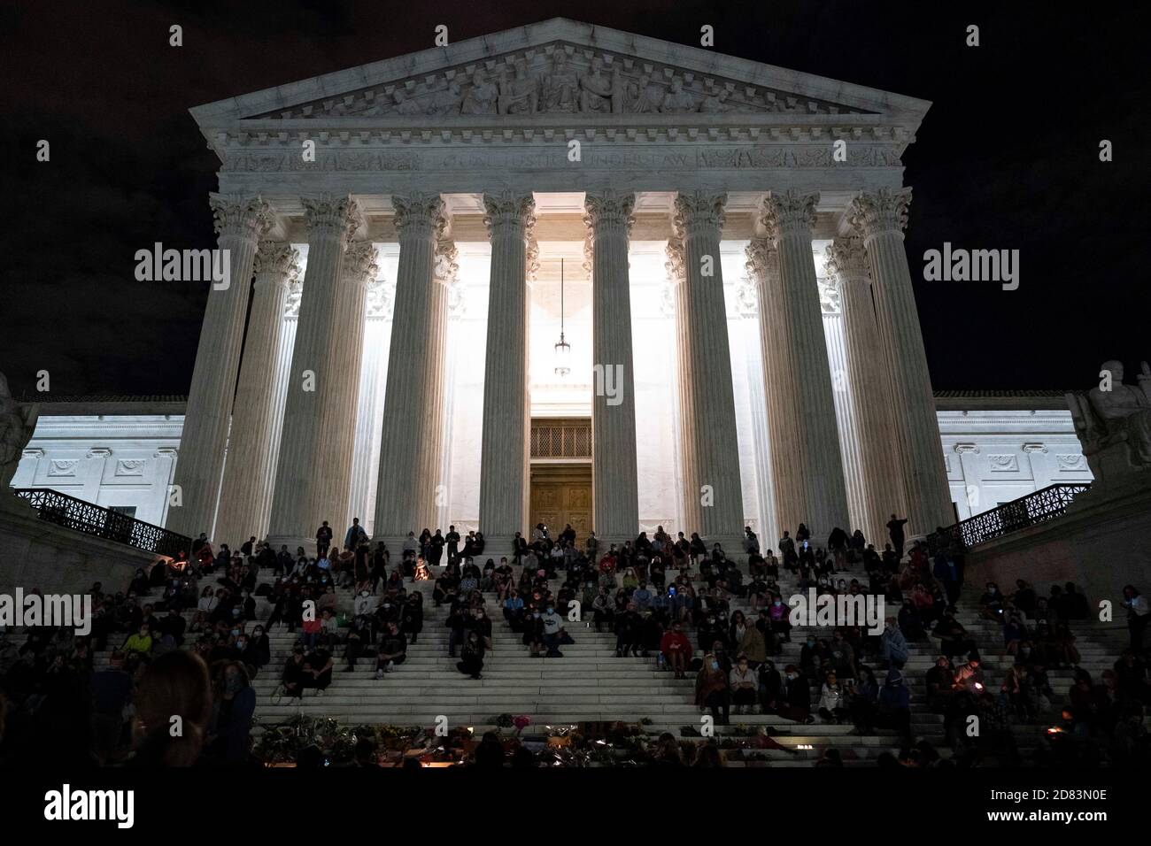 Les amateurs de deuil se réunissent sur les marches de la Cour suprême après le décès de la juge de la Cour suprême des États-Unis Ruth Bader Ginsburg, à Washington, DC, le 18 septembre 2020. - l'icône progressive et doyenne de la Cour suprême des États-Unis, Ruth Bader Ginsburg, est morte à l'âge de 87 ans après une bataille contre le cancer du pancréas, a annoncé le tribunal le 18 septembre 2020 crédit: Alex Edelman/The photo Access Banque D'Images