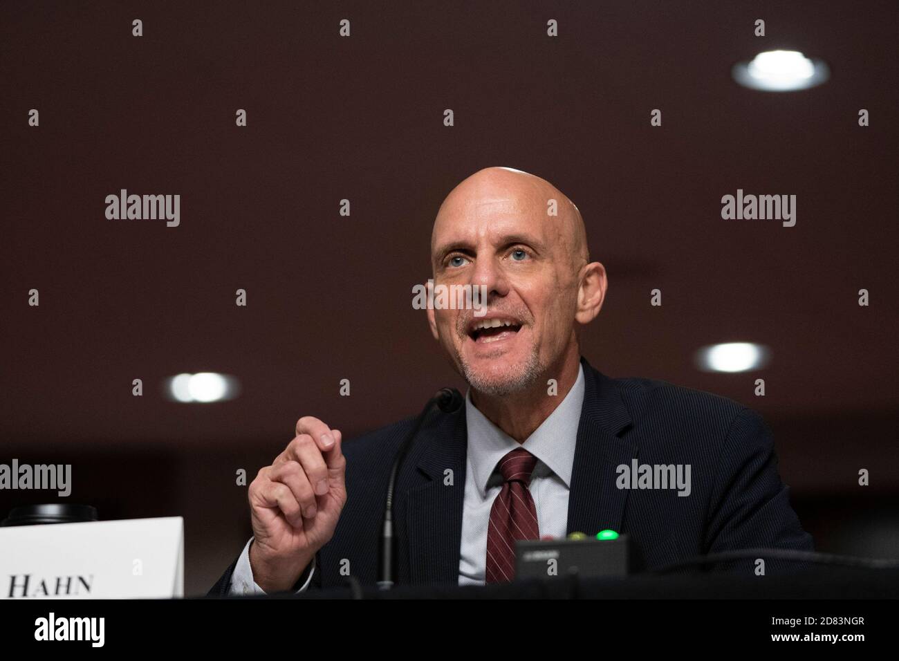 Stephen Hahn, M.D., commissaire des aliments et drogues de la Food and Drug Administration des États-Unis, témoigne lors d'une audience du Comité sénatorial américain de la santé, de l'éducation, du travail et des pensions pour examiner la COVID-19, en mettant l'accent sur une mise à jour sur la réponse fédérale au Capitole des États-Unis le 23 septembre 2020 à Washington, D.C. crédit : Alex Edelman/l'accès photo Banque D'Images