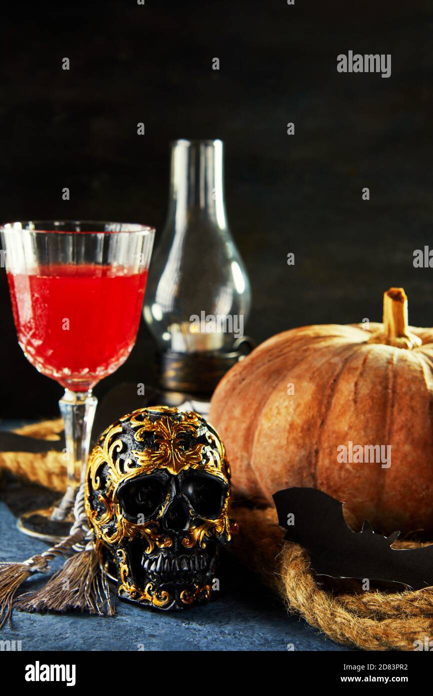 Crâne d'halloween effrayant avec citrouille et vin lors d'une nuit effrayante. Scène Halloween. Banque D'Images
