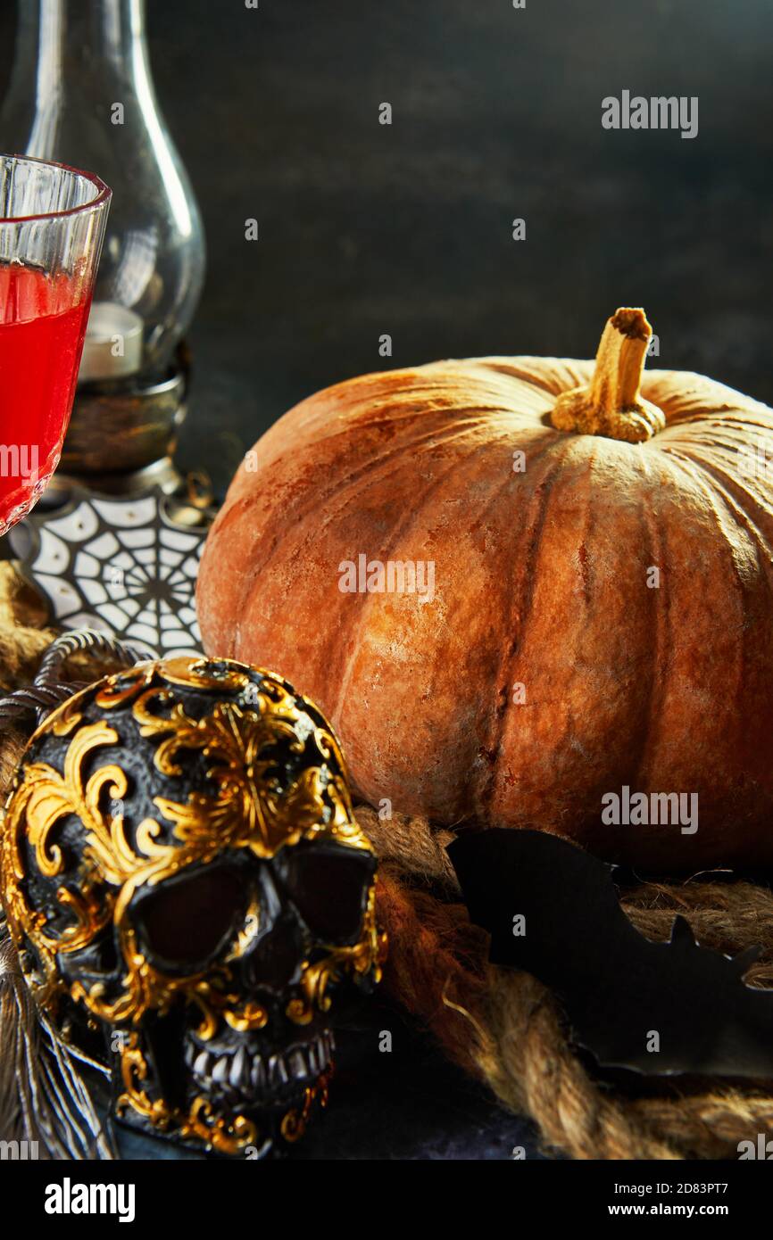 Crâne d'halloween effrayant avec citrouille et vin lors d'une nuit effrayante. Scène Halloween. Banque D'Images