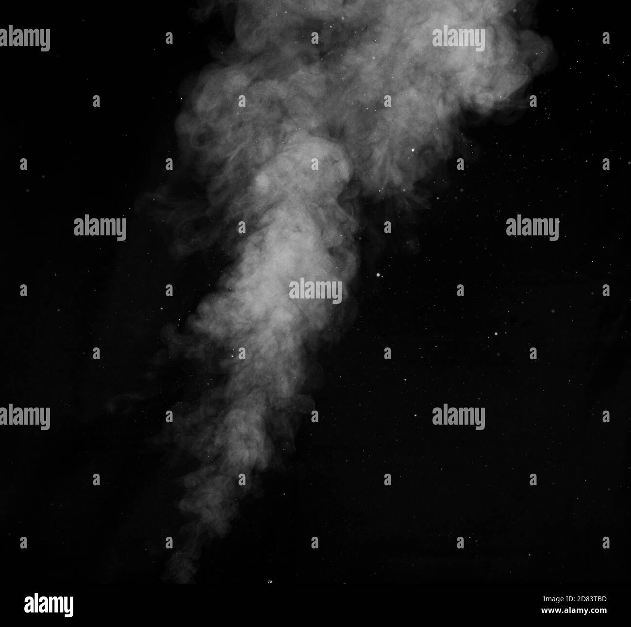 Vapeur blanche pulvérisée du saturateur d'air. Fragments de fumée sur fond noir. Arrière-plan abstrait, élément de conception Banque D'Images