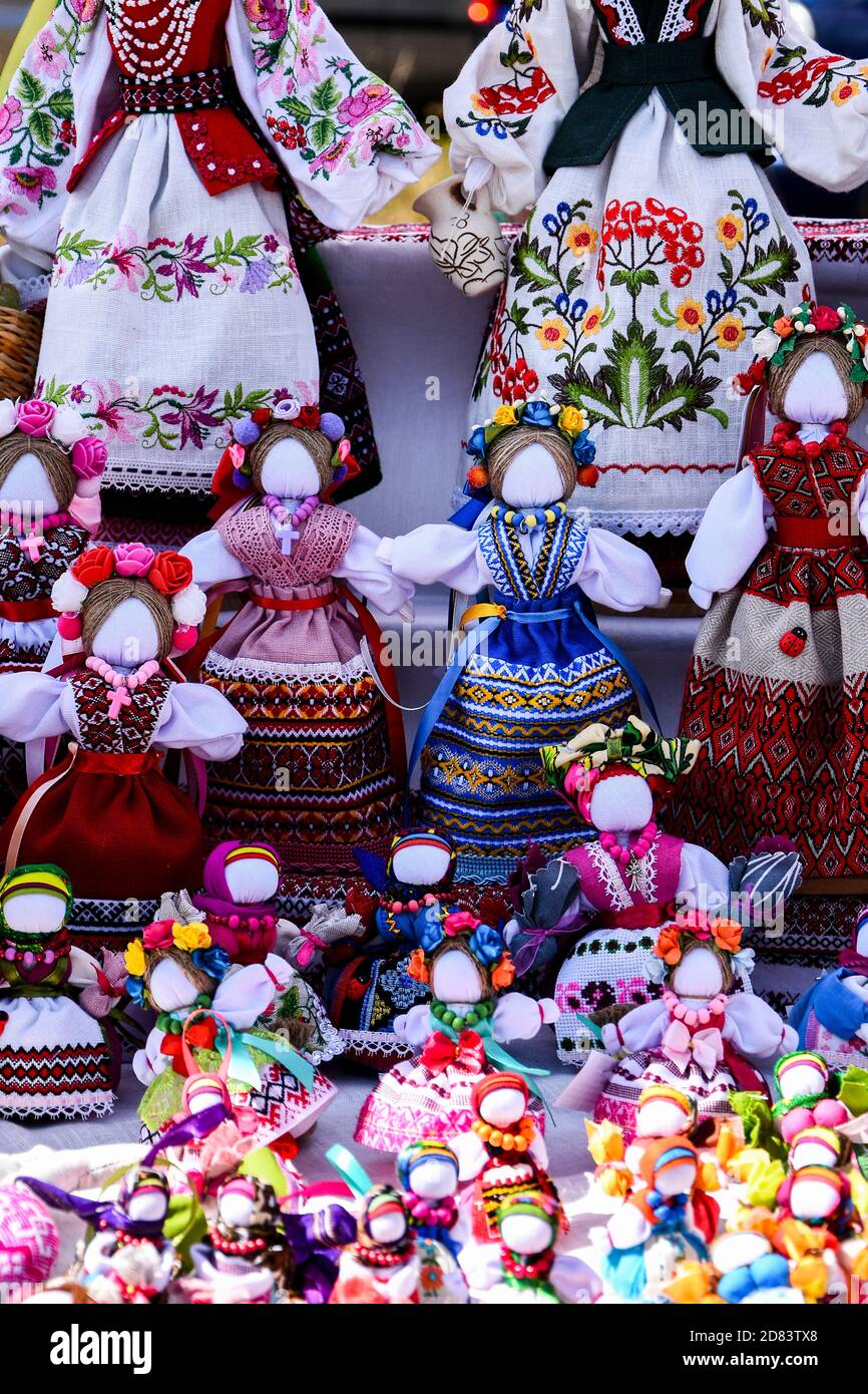 Poupées ethniques ukrainiennes artisanales. Poupée orientale traditionnelle. Banque D'Images