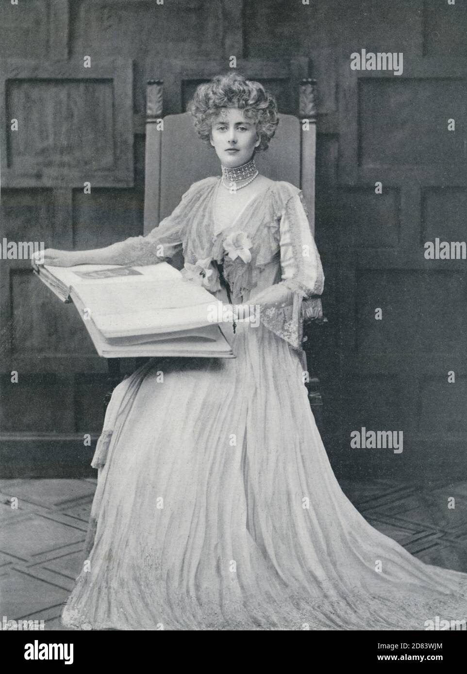 Carte postale vintage. Lady Helen Vincent - photo d'Alice Hughes (anglais) c 1899 - image originale de la couverture de 'Country Life' (magazine britannique) 1903 - restaurée de la couverture originale du magazine par Montana Photographer. Banque D'Images