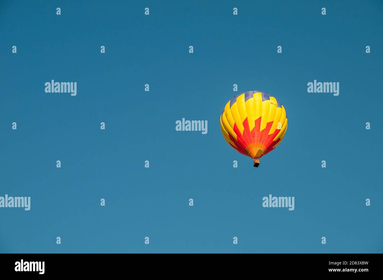 Montgolfière dans un ciel bleu clair, Catalogne, Espagne Banque D'Images
