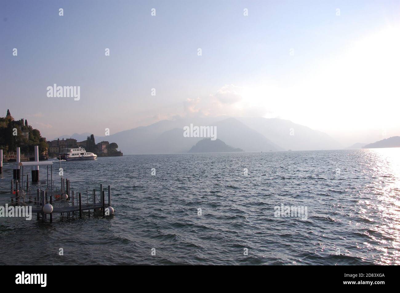 Jetée à Varenna et lac de Côme paysage en arrière-plan Banque D'Images