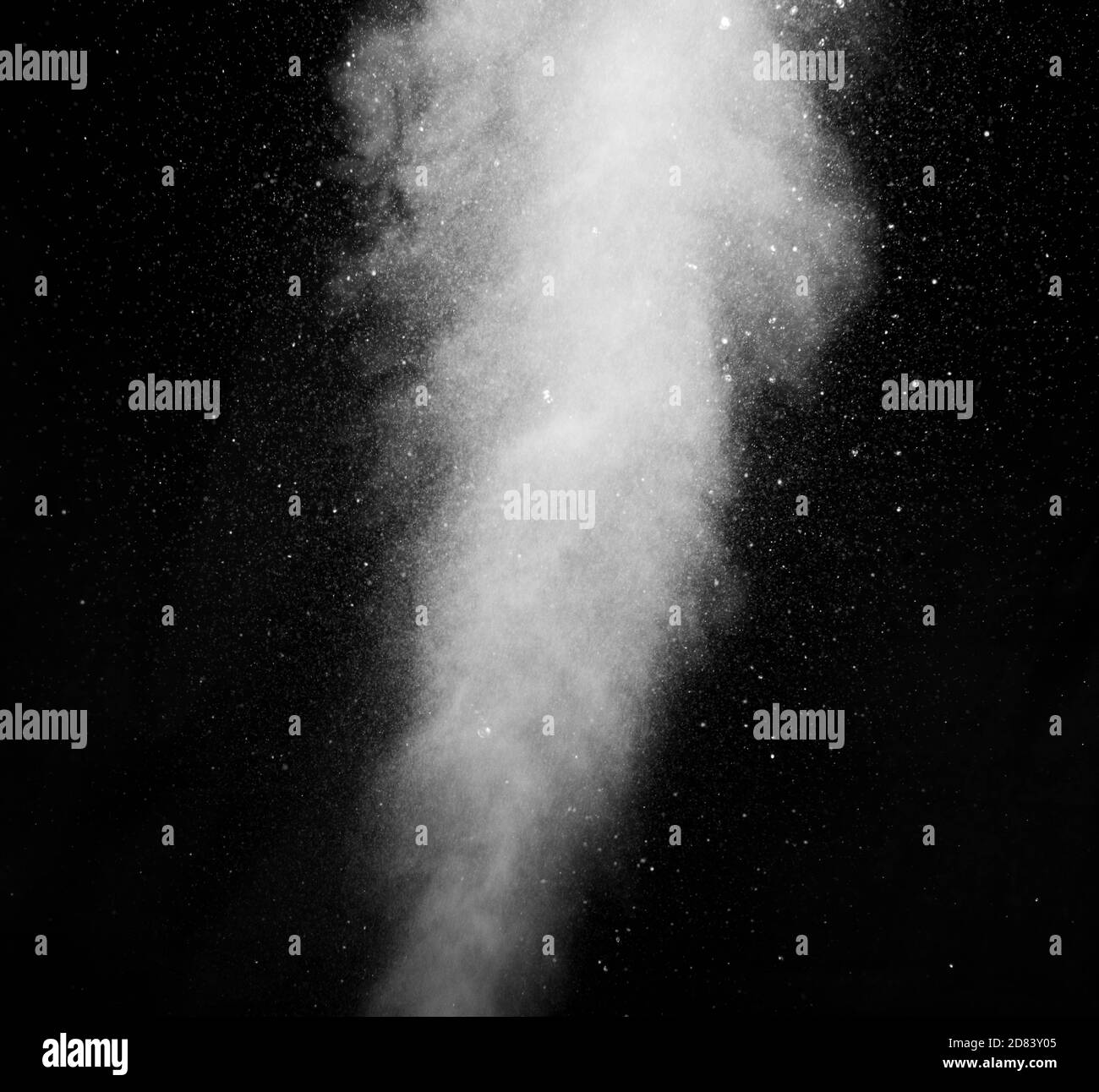 Vapeur blanche pulvérisée du saturateur d'air. Fragments de fumée sur fond noir Banque D'Images