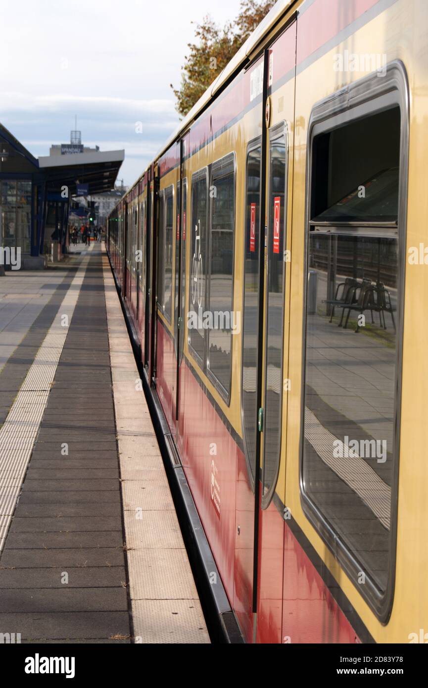 Eine Berliner S-Bahn in dem an der Straße Freiheit gelegene S-Bahnhof Berlin-Stresow, vormal Fernbahnhof Berlin-Spandau. Banque D'Images