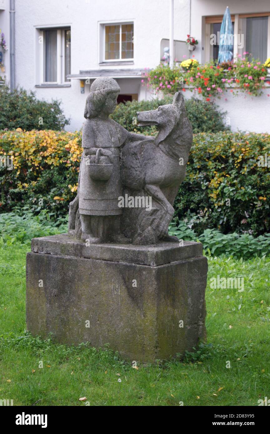 Rotkäppchen und der Wolf, eine Skulptur am Kerstenweg à Berlin-Spandau Banque D'Images