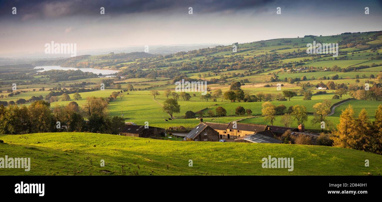 Royaume-Uni, Angleterre, Staffordshire, Moorlands, vue panoramique élevée vers le Tittesworth Rservoir depuis les cafards en automne Banque D'Images