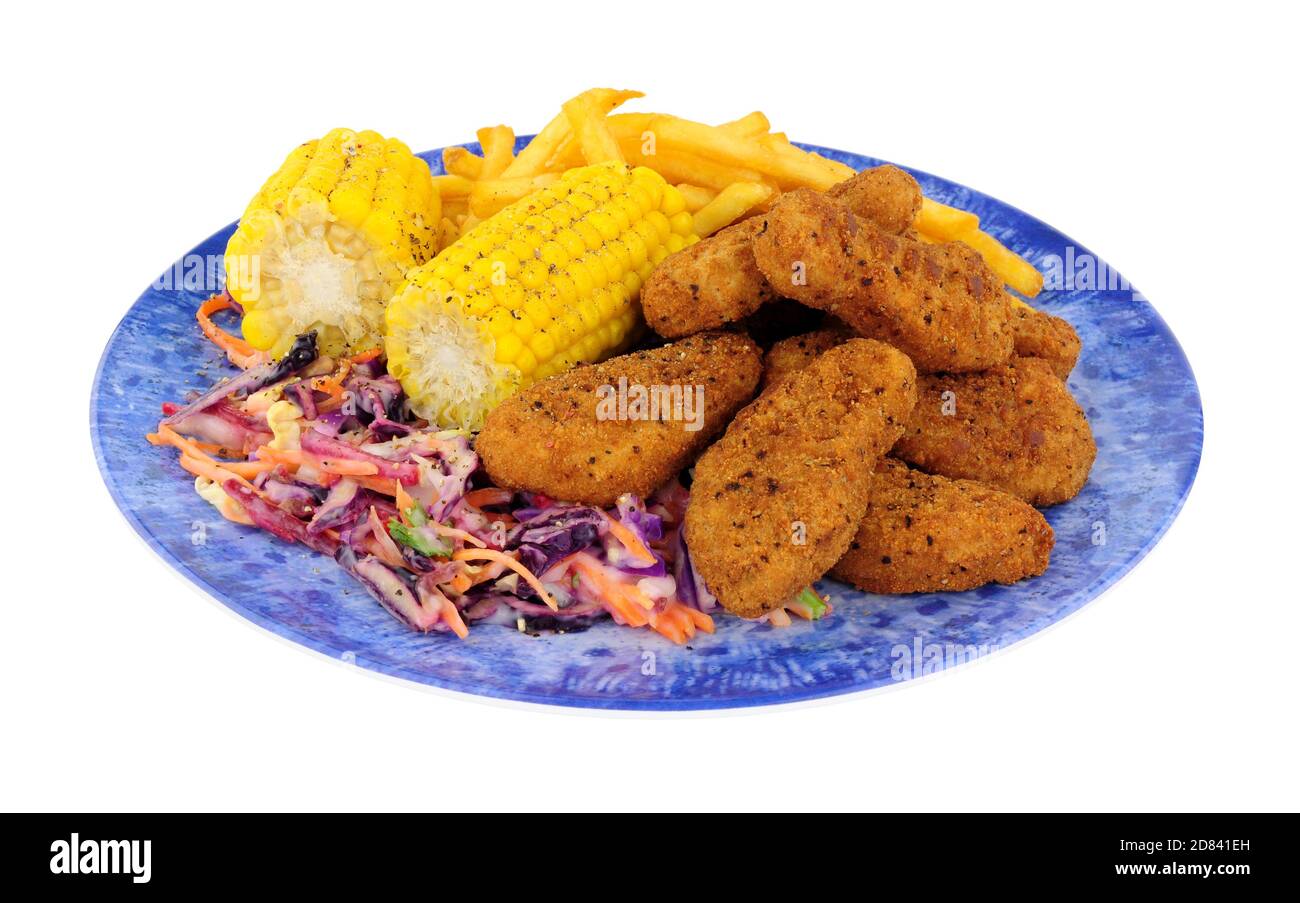 Beignets de poulet frits du sud, couverts de chapelure épicée avec des frites et du maïs sur le repas de rafle isolé sur fond blanc Banque D'Images