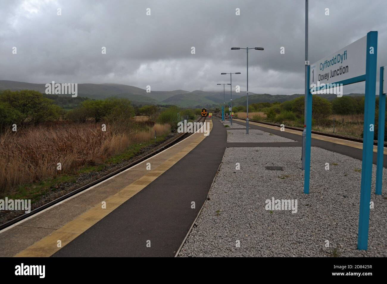 Un train Arriva arrive à Dovey Junction, l'une des gares les plus éloignées du pays de Galles, qui n'a pas d'accès à la voie publique Banque D'Images