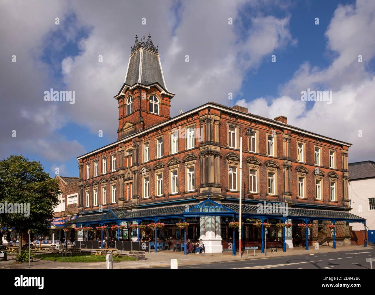 Royaume-Uni, Angleterre, Merseyside, Southport, Lord Street, le pub JD Wetherspoon de sir Henry Segrave Banque D'Images