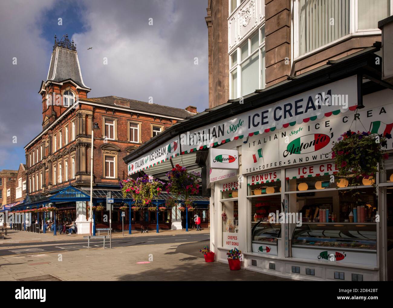 Royaume-Uni, Angleterre, Merseyside, Southport, Lord Street, Ice Cream Parlor et le pub JD Wetherspoon de sir Henry Segrave Banque D'Images