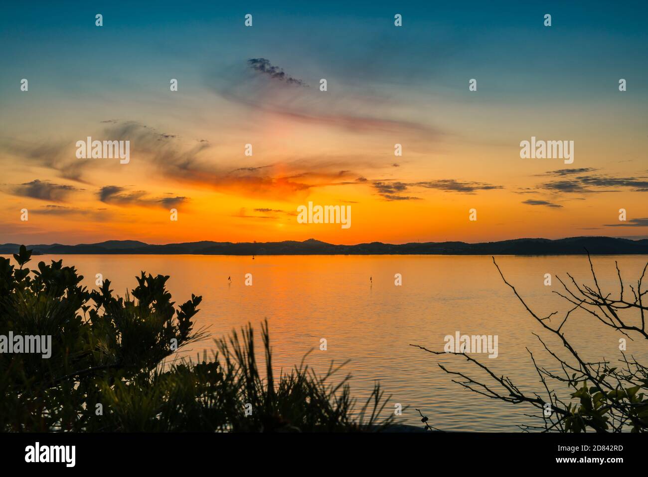 Magnifique coucher de soleil au-dessus de la mer. Seosan-si, Chungcheongnam-do, République de Corée. Banque D'Images