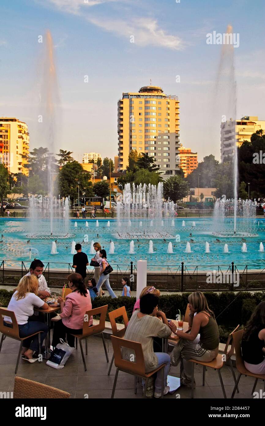 Fontaine dans le parc, centre de Tirana, Albanie Banque D'Images