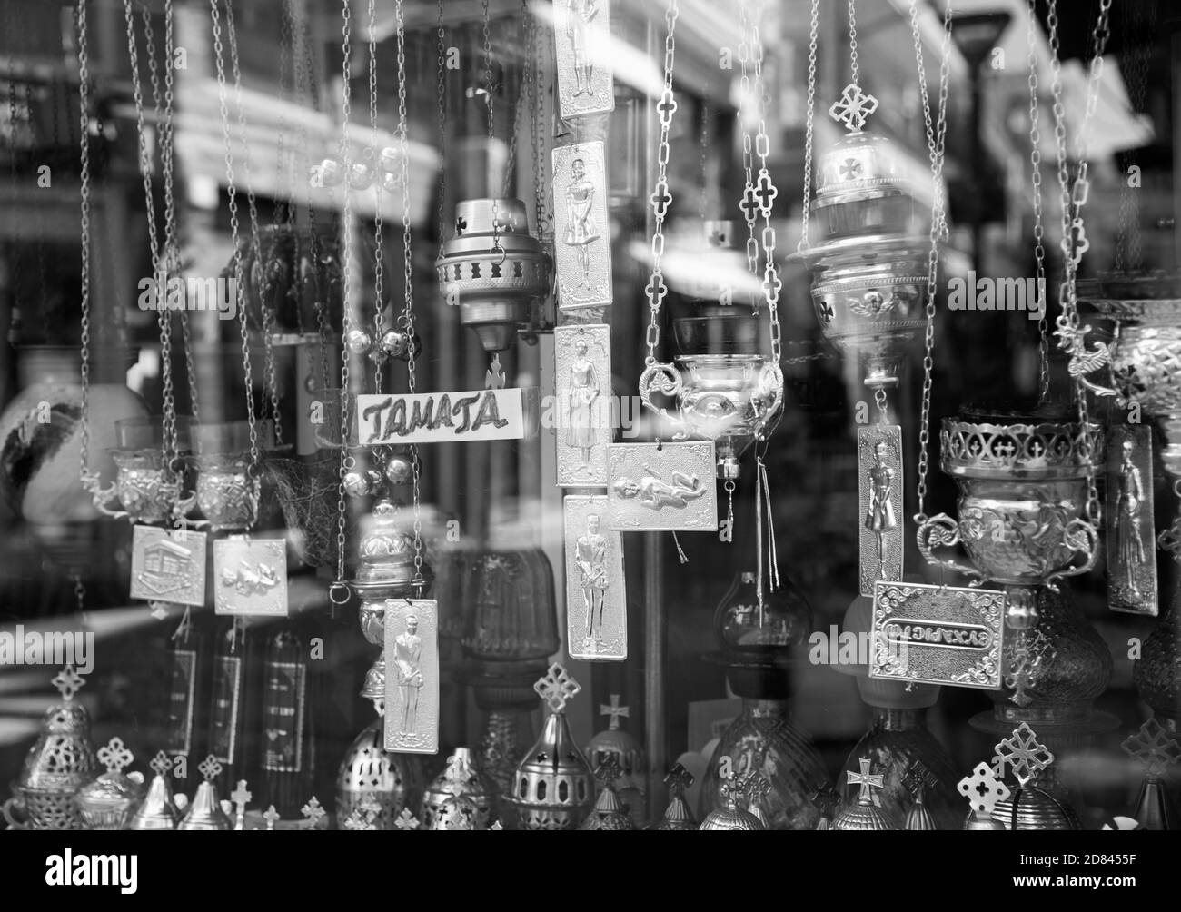 Différents types d'offrandes chrétiennes orthodoxes (tamata) avec des brûleurs d'encens dans une fenêtre de magasin. Concept : religion chrétienne. Banque D'Images