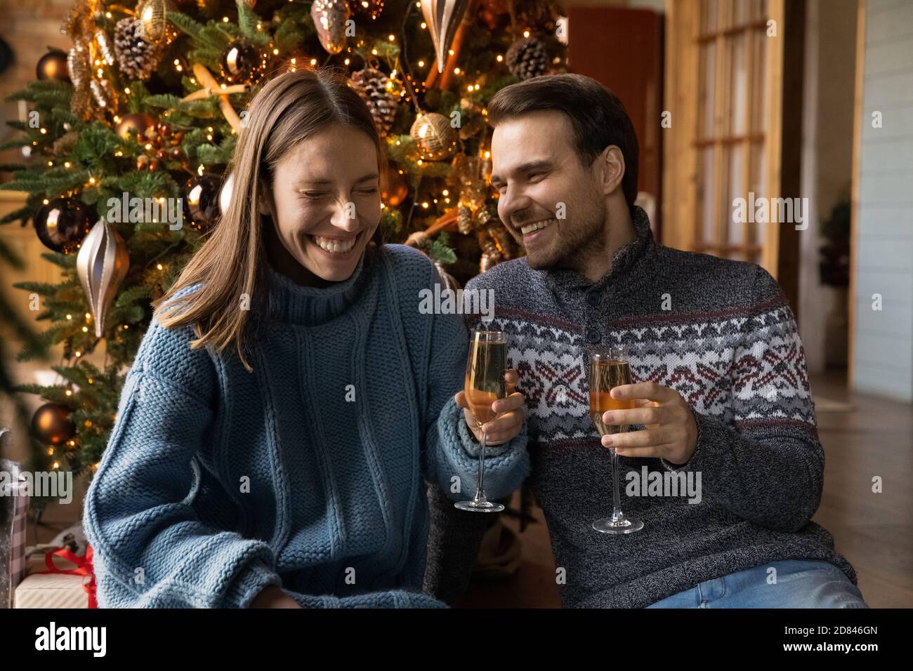 Un couple heureux boit du champagne pour fêter le nouvel an Banque D'Images