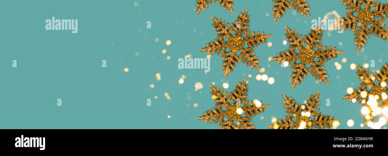 Bannière avec motif flocons de neige dorés sur fond bleu. Nouveau concept d'années avec place pour le texte. Banque D'Images