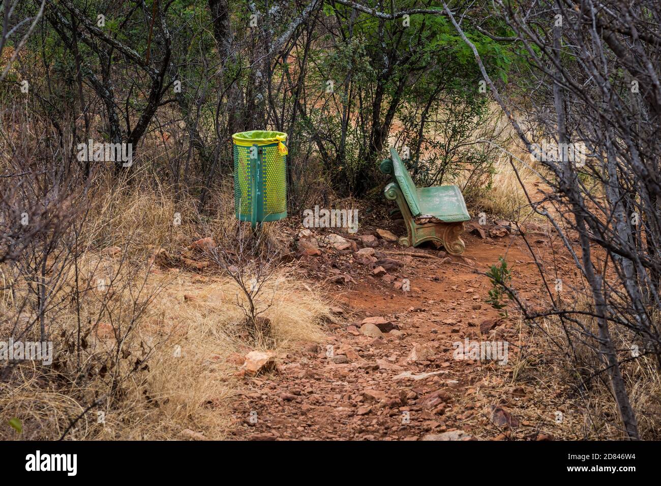 Sentier de randonnée de Feyrie Glen (Pretoria) en banc et poubelle. Banque D'Images