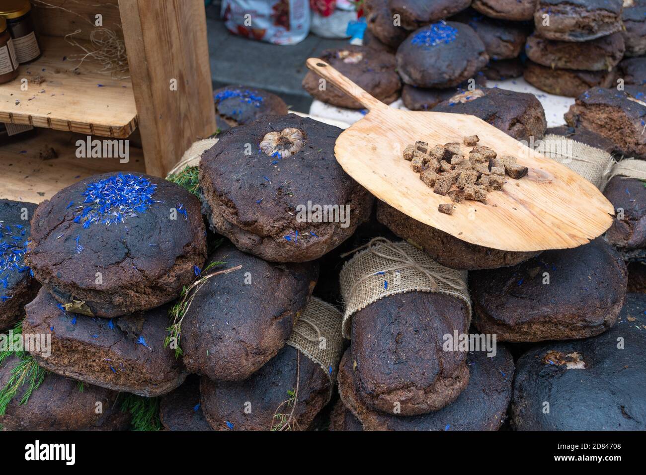 Des céréales et du pain noir de genièvre avec des graines de chanvre dans un marché traditionnel de l'alimentation de rue Banque D'Images