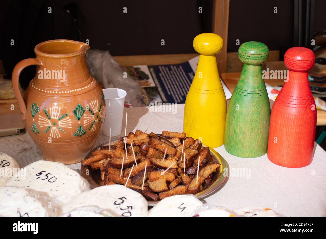 Table remplie de croûtons de pain noir de seigle avec ail, huile et sel et fromage, nourriture pour une fête avec pot de terre cuite, lituanien ou nord Banque D'Images