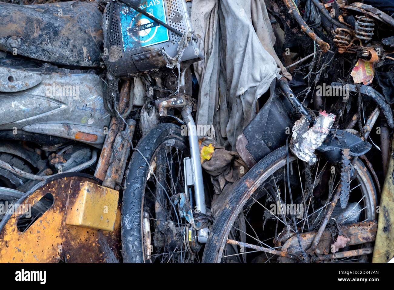 Scooters et bicyclettes récupérés, dragués du canal de Regents Park par un groupe d'écologistes utilisant des aimants puissants. Banque D'Images