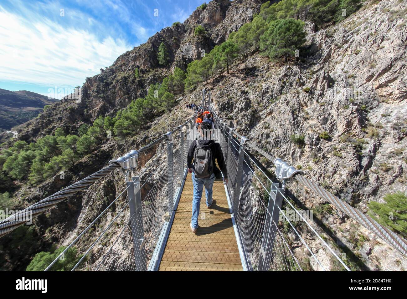 26 octobre 2020: 26 octobre 2020 (Canillas de Aceituno, Malaga ) le Grand chemin de Malaga a de ce lundi une nouvelle et spectaculaire attraction à la place de Saltillo: Un pont de 50 mètres de long situé dans une gorge reliant les municipalités de Sedella et Canillas de Aceituno et des passerelles métalliques situées à plus de cent mètres de haut sur le chemin reliant ces municipalités. La construction du pont suspendu au-dessus de la rivière Almanchares susmentionnée, 50 mètres de long et 1.20 mètres de large, le troisième plus grand en Espagne dans les zones naturelles, qui a été fait d'acier et de bois et qui est suspense Banque D'Images