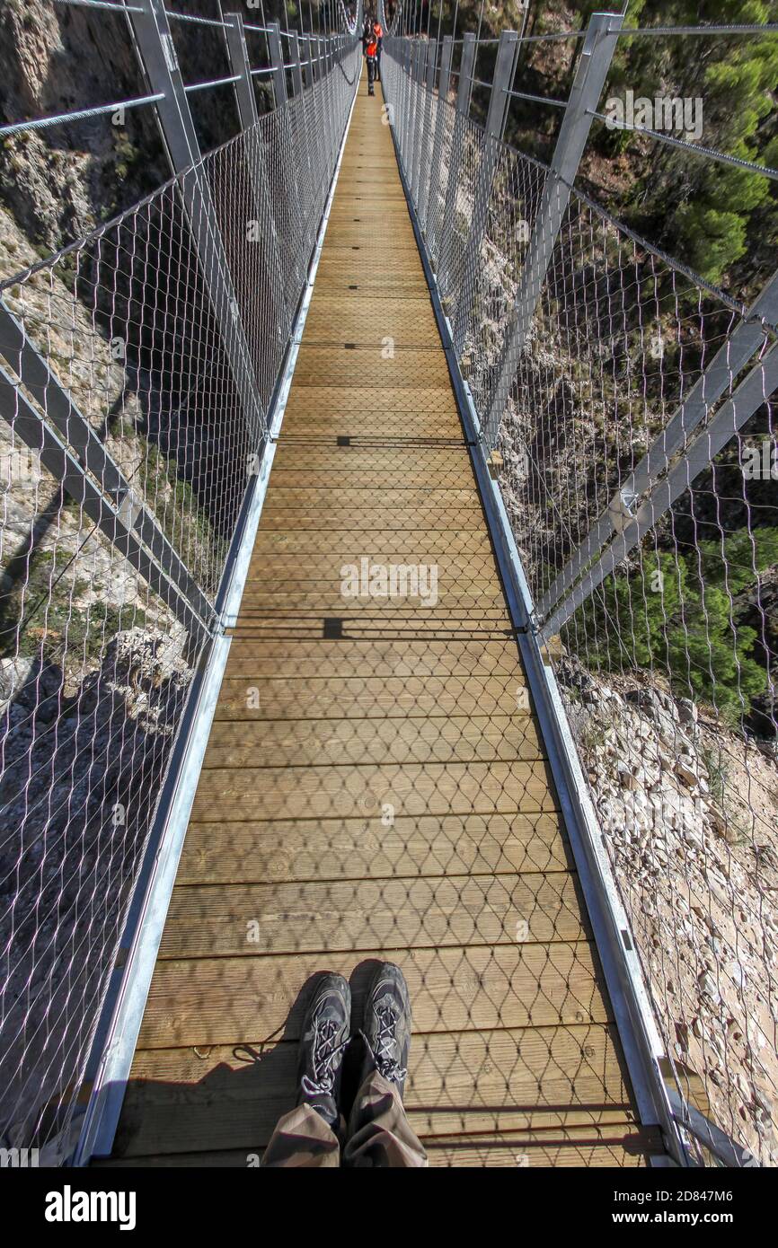 26 octobre 2020: 26 octobre 2020 (Canillas de Aceituno, Malaga ) le Grand chemin de Malaga a de ce lundi une nouvelle et spectaculaire attraction à la place de Saltillo: Un pont de 50 mètres de long situé dans une gorge reliant les municipalités de Sedella et Canillas de Aceituno et des passerelles métalliques situées à plus de cent mètres de haut sur le chemin reliant ces municipalités. La construction du pont suspendu au-dessus de la rivière Almanchares susmentionnée, 50 mètres de long et 1.20 mètres de large, le troisième plus grand en Espagne dans les zones naturelles, qui a été fait d'acier et de bois et qui est suspense Banque D'Images