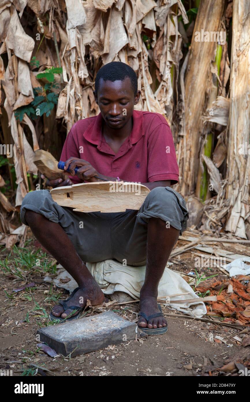 Île de la mafia, Tanzanie: Un travail sur le bois de palmier Banque D'Images